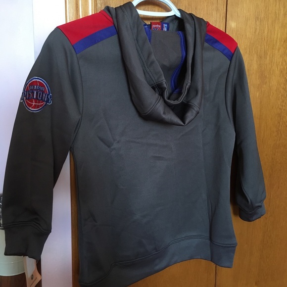 Kid's Detroit Pistons basketball hoodie - Picture 2 of 3